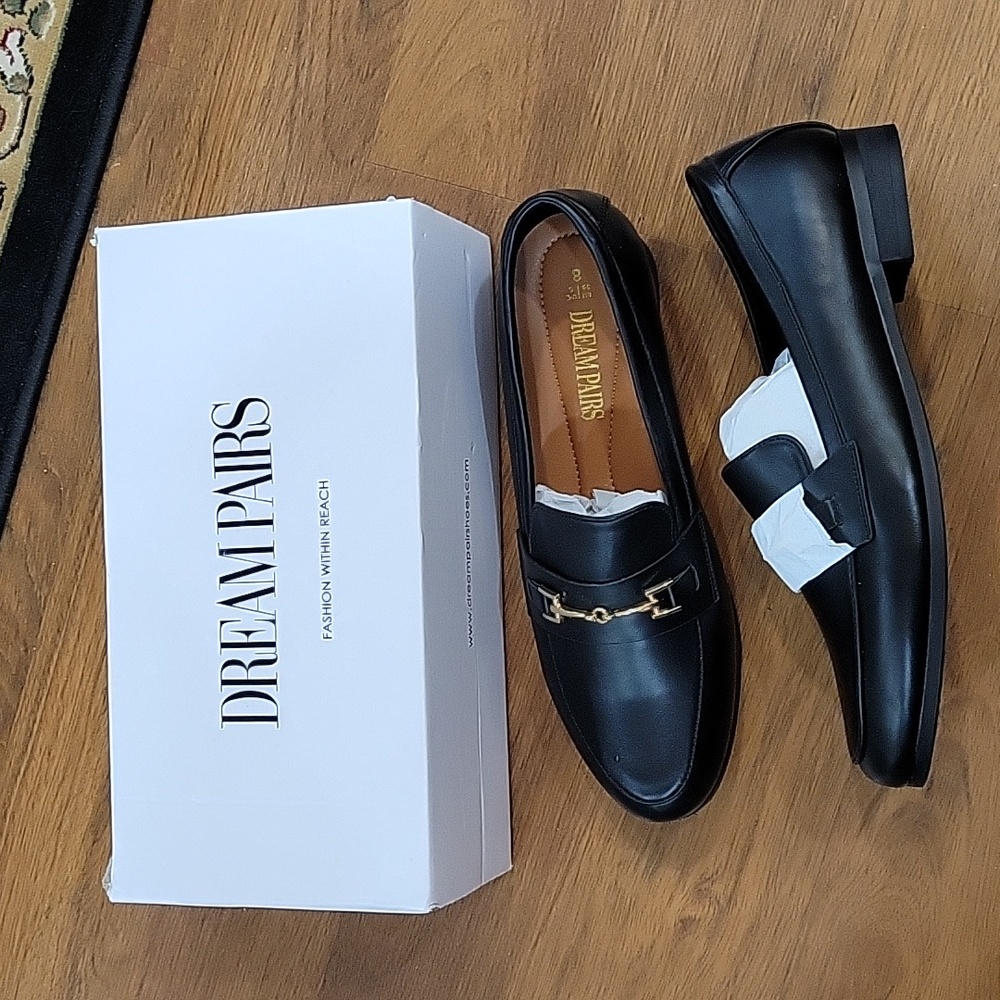 Dream Pairs black vegan leather flat gold trim padded insole rubber sole 8 NEW…